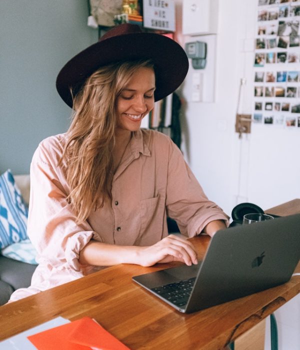 smiling-woman-using-laptop-3277920